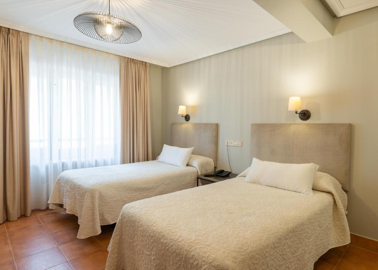 Logis Hotel Restaurante La Casa De Juansabeli Лас-Аренас Екстер'єр фото
