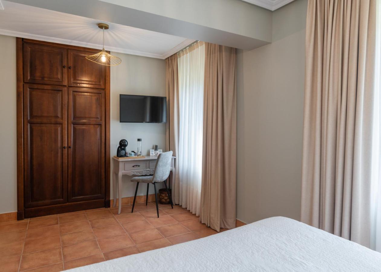 Logis Hotel Restaurante La Casa De Juansabeli Лас-Аренас Екстер'єр фото